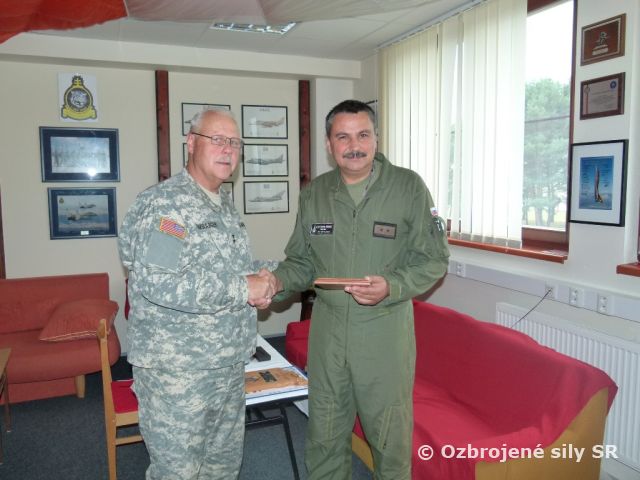 VELITEĽ NÁRODNEJ GARDY ŠTÁTU INDIANA NAVŠTÍVIL  LETECKÚ ZÁKLADŇU SLIAČ