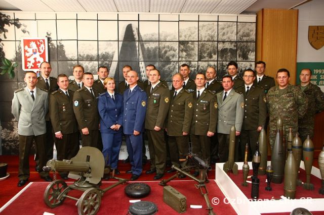 Slávnostné vyradenie absolventov kurzu veliacich poddôstojníkov rôt v Prápore výcviku Martin