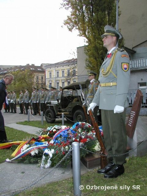 Čestná stráž a Vojenská hudba OS SR si pripomenuli Deň červených makov