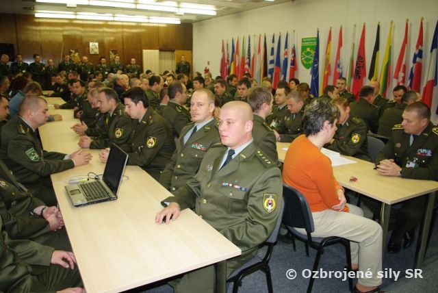Príslušníci veliteľstva pozemných síl si pripomenuli  výročie Dňa boja za slobodu a demokraciu