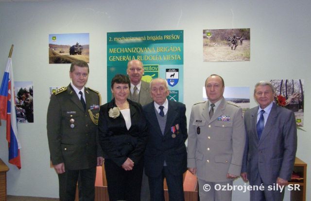 Jána Kormucika ocenil medailou minister obrany Českej republiky