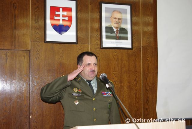 Slávnostný nástup príslušníkov veliteľstva pozemných síl OS SR