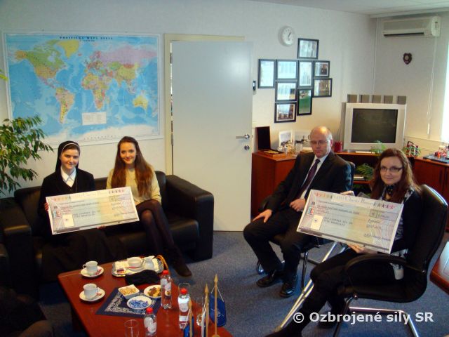 NATO Charity Bazaar 2012 - odovzdanie šekov