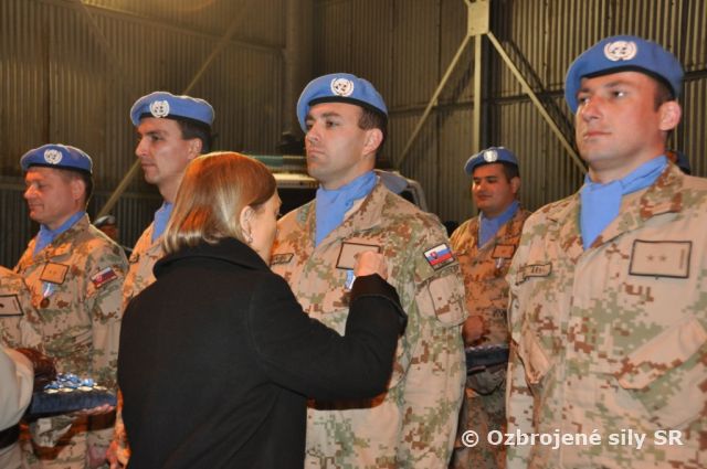 Slováci na Cypre ocenení medailami s modrou stuhou