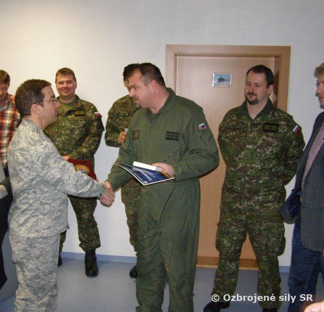 Pridelenci obrany navštívili prešovské vrtuľníkové krídlo