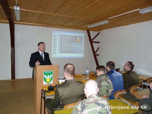 Návšteva generálneho biskupa v hlohovskom prápore