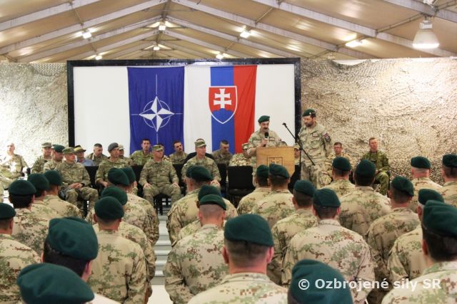 Príslušníci slovenského kontingentu v Afganistane ocenení medailami NATO
