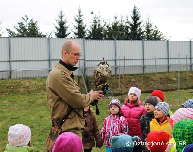 Škôlkári z Banskej Bystrice navštívili leteckú základňu