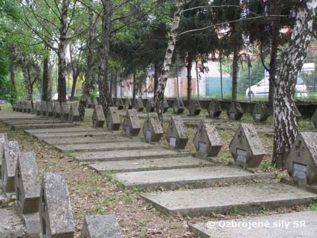Vojaci upratovali vojenský cintorín v Nitre