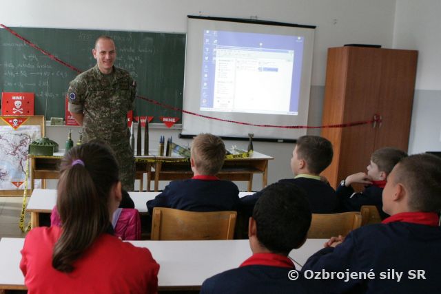 Slovenskí vojaci a sarajevskí školáci
