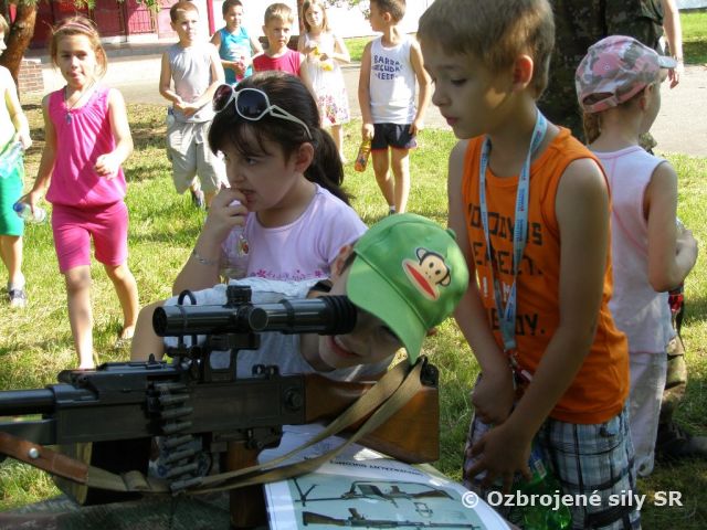 Príslušníci levického práporu prezentovali svoje schopnosti žiakom základnej školy