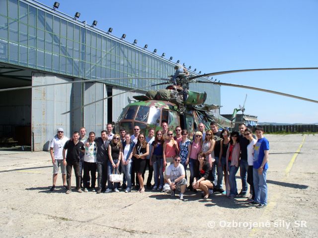 Mladí profesionáli v rámci letnej školy navštívili prešovské vrtuľníkové krídlo