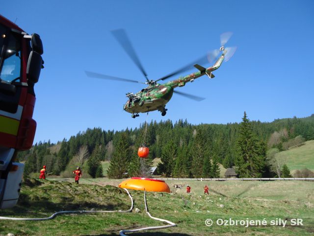 Požiar pri Betliari hasí aj vojenská technika