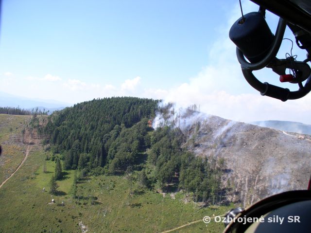 Vojenské lesy na Záhorí zasiahol požiar, pri Betliari naďalej hasia vrtuľníky