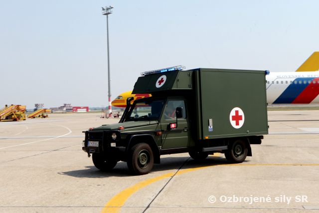Na Slovensko dnes previezli aj druhého zraneného vojaka