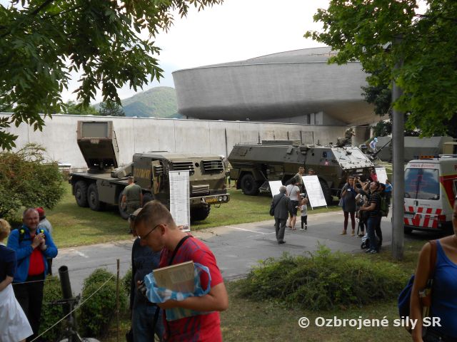Kladenie vencov pri príležitosti osláv SNP v meste Banská Bystrica