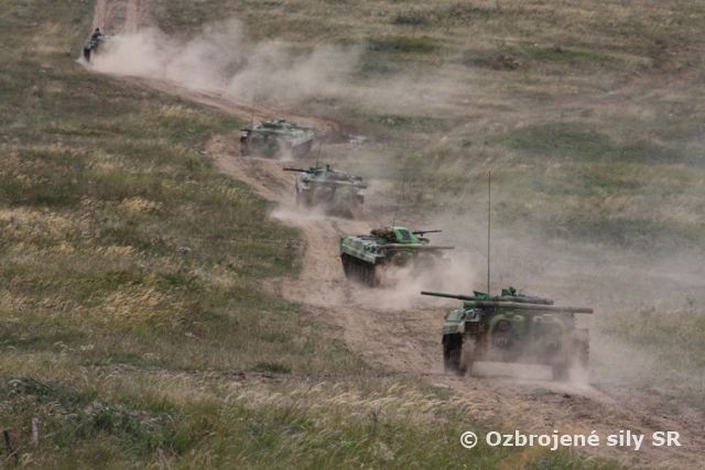 Veliteľ brigády medzi vojakmi na Lešti