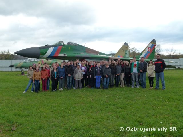 Žiaci z Balogu nad Ipľom navštívili leteckú základňu v Sliači