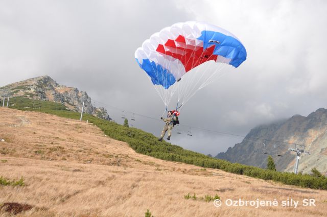 Padákoví špecialisti v rámci cvičenia pristáli pod Soliskom