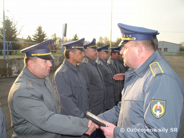 Príslušníci vrtuľníkového krídla ocenení medailami