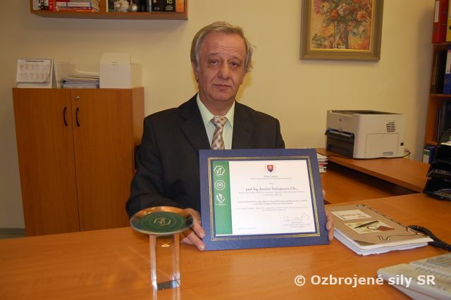 Osobnosť vedy a techniky za rok 2013 je z AOS