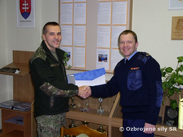 Vojenskí diplomati navštívili vrtuľníkové krídlo