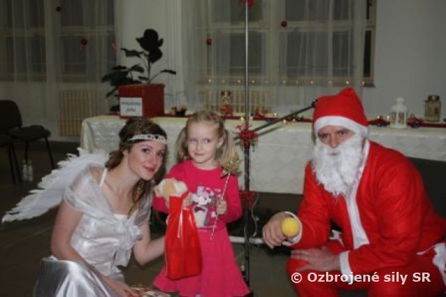 Mikuláš obdaroval deti seredských vojakov