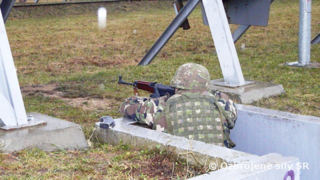Streľby frekventantov odborného výcviku na bariérovej strelnici Sučany