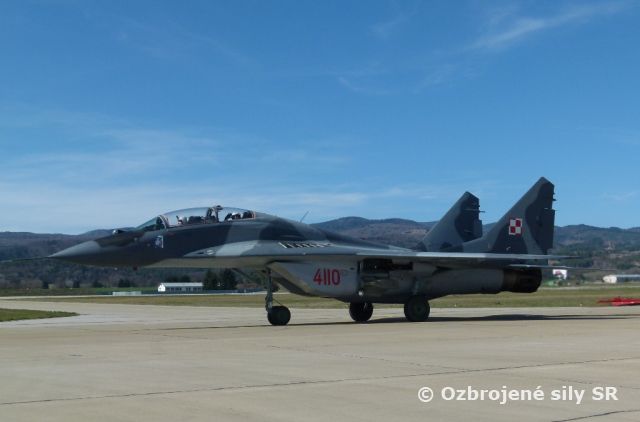 Dve poľské vojenské stíhačky pristáli na leteckej základni v Sliači