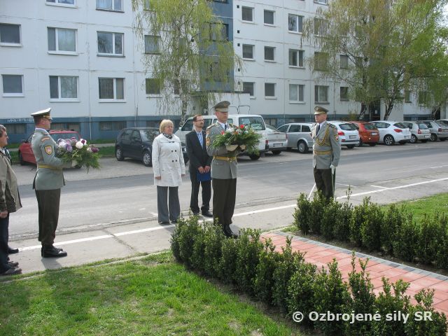 Príslušníci Čestnej stráže OS SR položili vence vo Vajnoroch