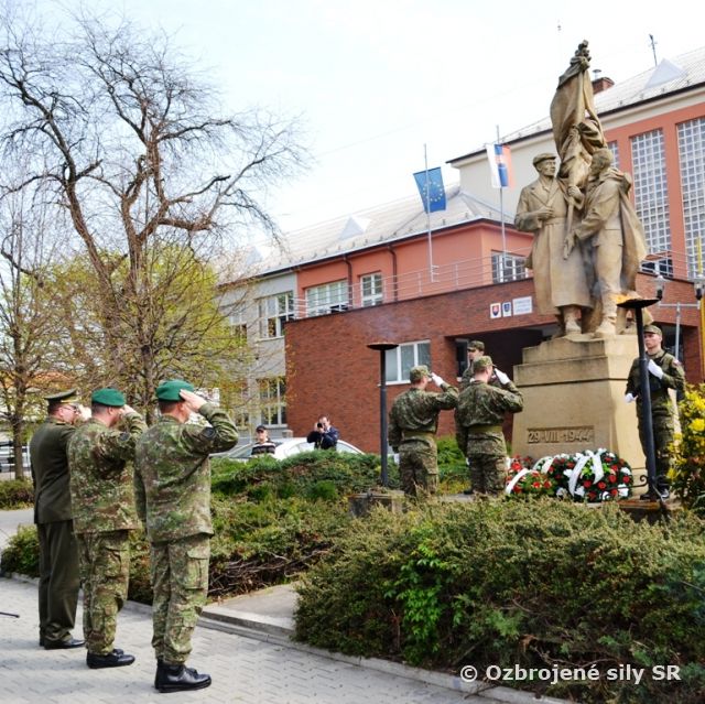 Príslušníci 1. mb na oslavách oslobodenia miest Topoľčany a Partizánske