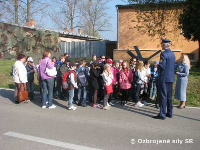 Žiaci ZŠ vo Zvolene spoznávajú tradície aj v kasárňach