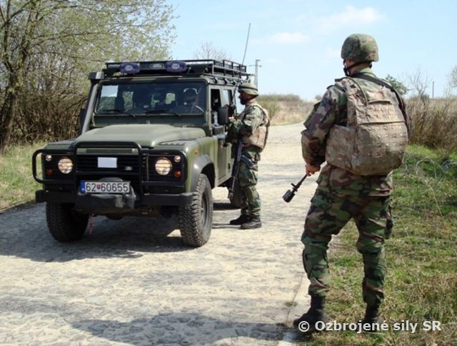 300-členný tím vystavený dvojtýždňovej fyzickej a psychickej záťaži