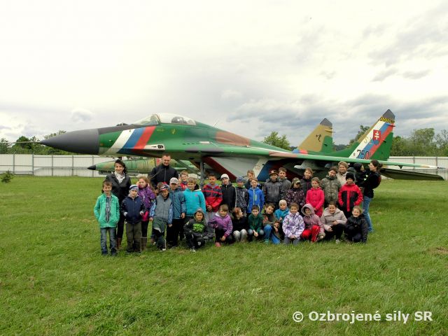 Žiaci zo Základnej školy Bošany navštívili Zmiešané krídlo Sliač