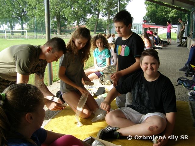 Vojaci medzi školákmi