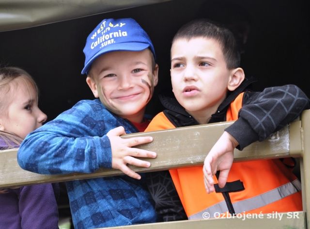 Detský smiech a radosť na pôde 13. mechanizovaného práporu