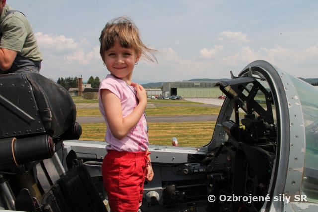 Deti základných a materských škôl na exkurzii Zmiešaného krídla Sliač