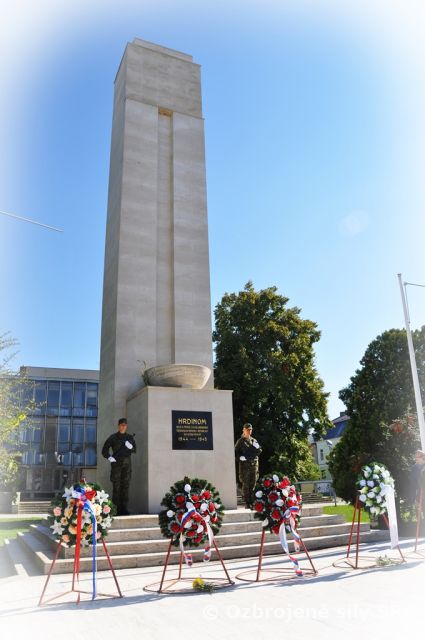Slávnostný nástup pri príležitosti osláv SNP a Dňa Ústavy SR