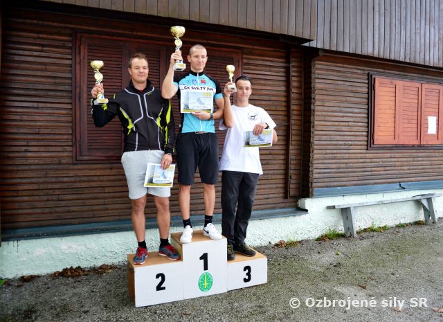 Príslušník ČS PSR na stupienku víťazov