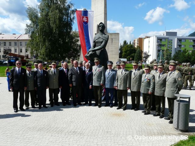 Slávnostný nástup pri príležitosti sedemdesiateho výročia SNP a Ústavy SR