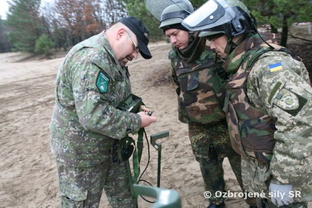 Ukrajinci  absolvovali kurz ručného odmínovania na Slovensku