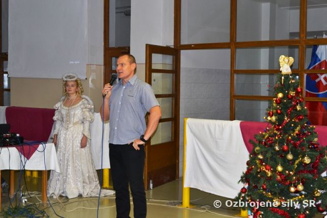 Mikuláš s čertom a anjelom navštívili aj 12. mechanizovaný prápor v Nitre