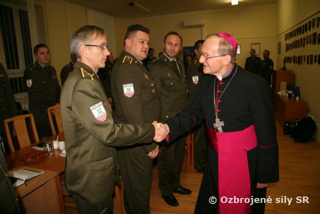 Biskup Rábek medzi vojenskými policajtmi