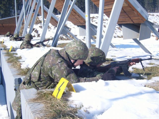Streľby roty základného vojenského výcviku na Bariérovej strelnici v Sučanoch