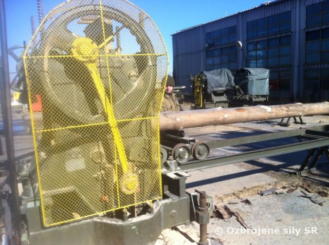 Kurzy rámovej píly s pohonom DTJA-60 a nakladacích a vykladacích strojov do 28 kW.