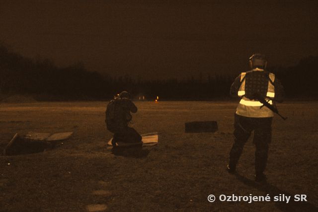 Výcvik roty zásob v streľbe prebieha aj v noci