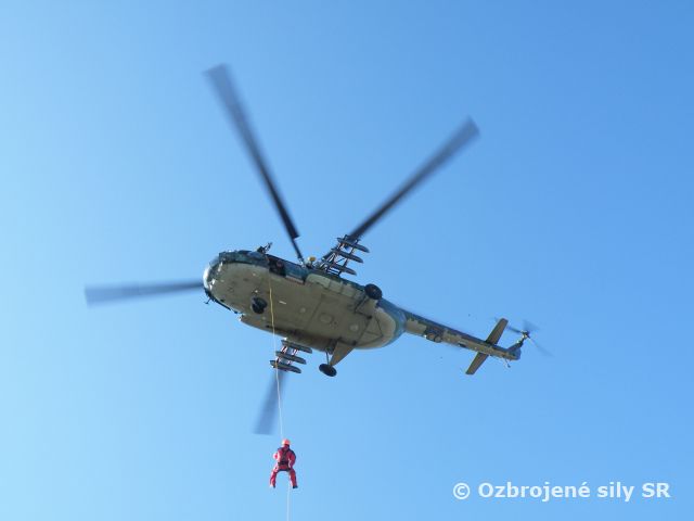 Výcvik hasičov v zlaňovaní z vrtuľníka prebehol úspešne