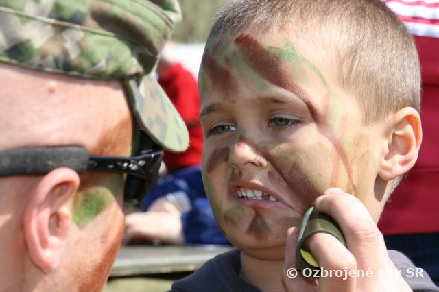 Príslušníci jednotky CIMIC a PSYOPS na oslavách v obci Podhradie