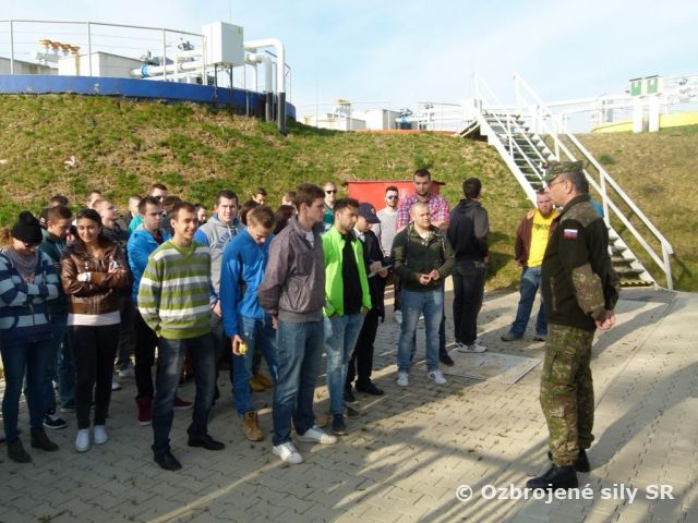 Študenti Drevárskej fakulty Technickej univerzity Zvolen navštívili Leteckú základňu Sliač
