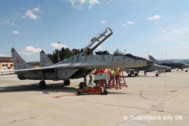 Letecké streľby lietadiel MiG-29 a L-39 na strelnici v Kuchyni    